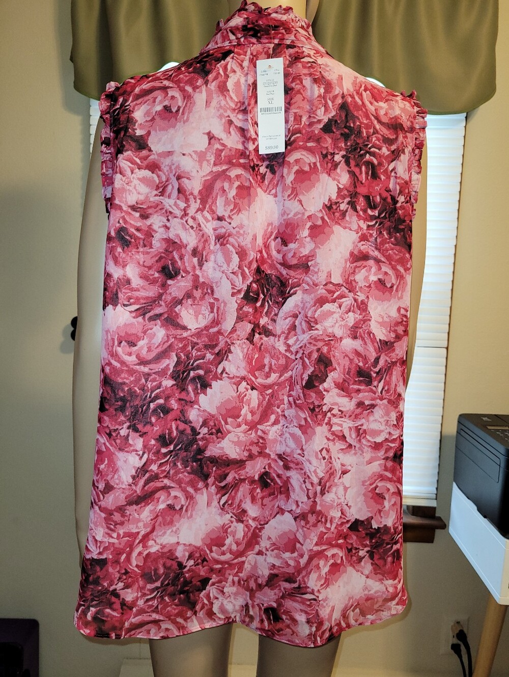 NWT-White House Black Market Sleeveless Pink Floral Ruffle V-Neck Top. XL - Picture 6 of 7